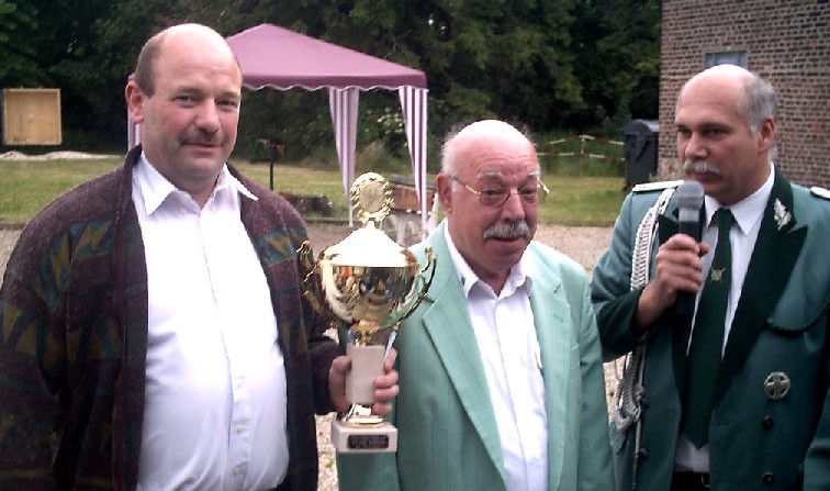 v.l.n.r.: Sieger Hans Hompesch, Günter-Josten (Stifter), Gebhard Gerken (1. Brudermeister)