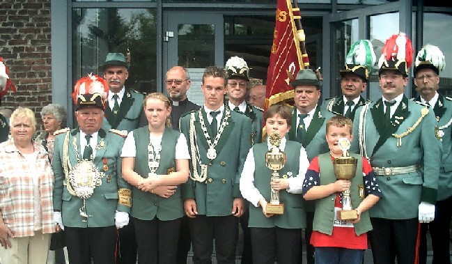 v.l.n.r: hinten: Gebhard Gerken (Brudermeister), Prses Dieter Telorac. Jrgen Eggers, Karl Remus (2. Brudermeister), Willi Caspers, Heinrich Gerken vorne: Kaiserin Gertrud Reuter, Kaiser Ludwig Reuter (Knig 2003), Anne Schiffer (Schlerprinz 2003), Stephan Schiffer (Prinz 2003), Sven Krver (Prinz 2004), Marcel Krver (Schlerprinz 2004)