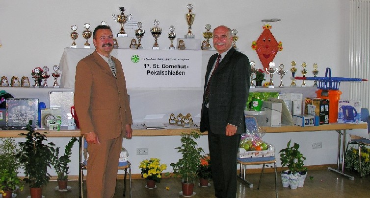 Brudermeister Gebhard Gerken mit Schiemeister Dieter Bongartz und den Preisen.