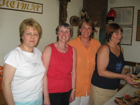 Die helfenden Hnde (v.l.n.r ): Heidi Marx,Christine Hompesch,  Marion Wolff und Agnes Schulz.