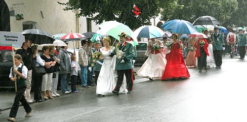 Einsetzender Regen strte vorbergehend das Bezirksbundesschtzenfest in Rdingen, doch den prchtigen Zug hielt der ungebetene Wasserfall nicht auf. Foto: Jagodzinska (Quelle: Aachener Zeitung Ausgabe 23.07.2008, Foto: Jagodzinska (Quelle: Aachener Zeitung Ausgabe 23.07.2008, Foto: Jagodzinska