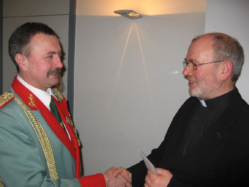 Schiemeister Dieter Bongartz gratuliert dem Prses Dieter Telorac zum 25-jhrigen Priesterjubilum.