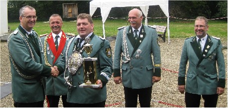 Übergabe des König-Wanderpokals (v.L.n.R.): Michael Gerken, Dieter Bongartz, Marcel Dohle, Gebhard Gerken, Michael Niehsen 